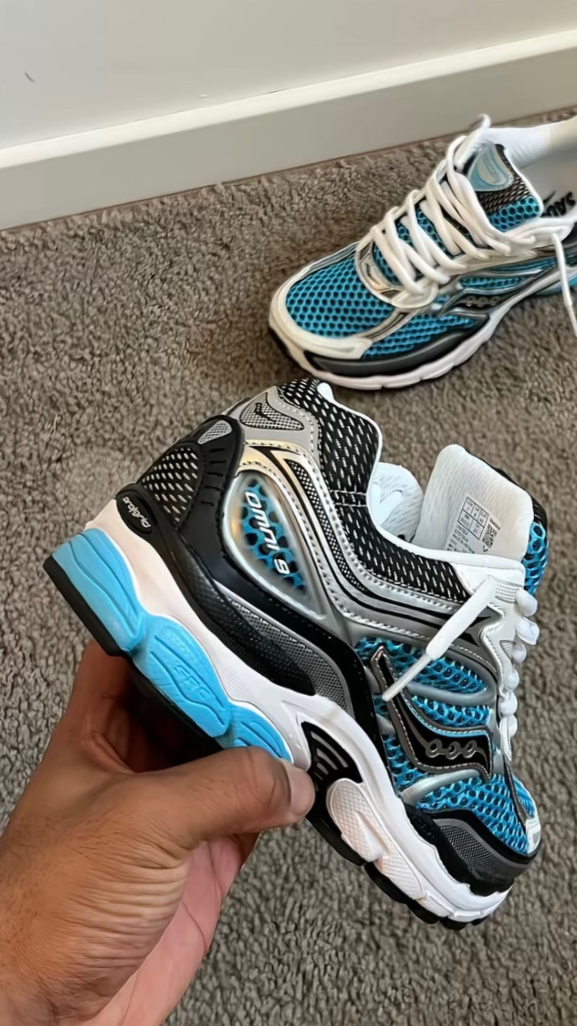 Saucony OMNI 9 Blue light